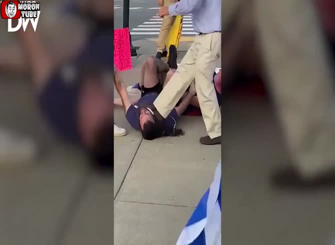 Video :A pro-Palestinian is shot in the stomach after attacking a pro-Israeli